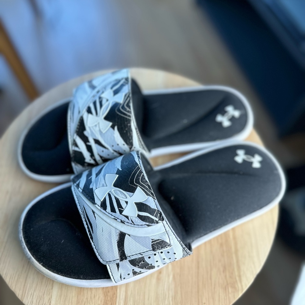 Men’s I Under, Armour sliders. Size 7 mens - Picture 2 of 2